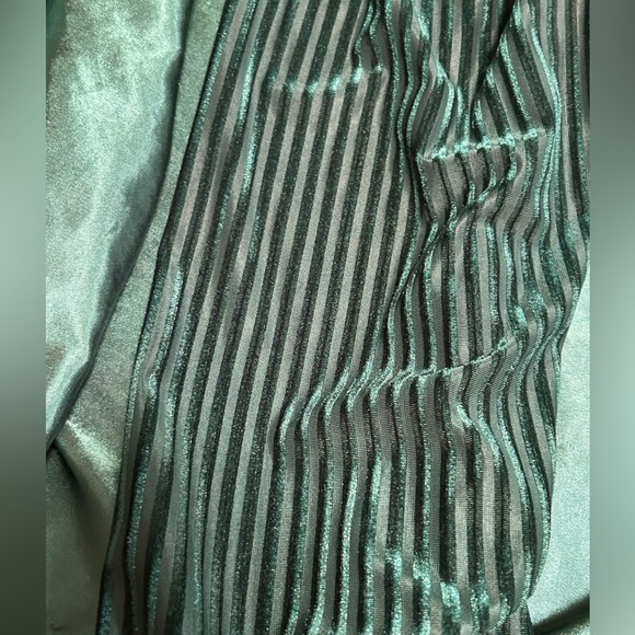 Pretty Little Thing Crop Top - Picture 3 of 4